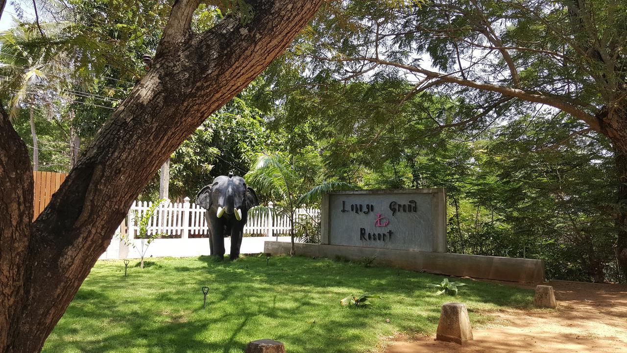 Lokuge Grand Resort Kataragama Eksteriør billede